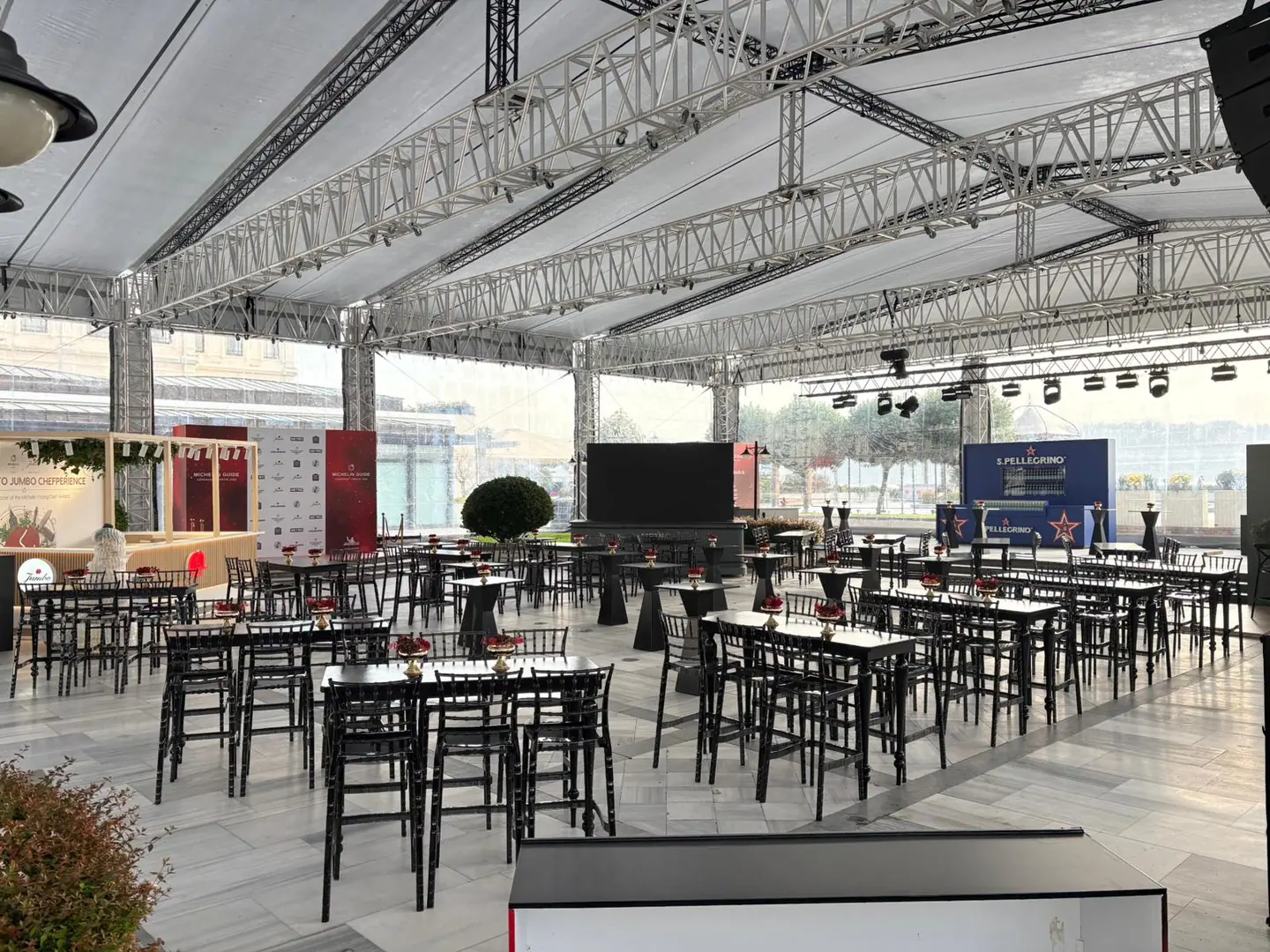 Michelin Guide Türkiye 2026 gala çadırında siyah masa ve sandalye kurulumu