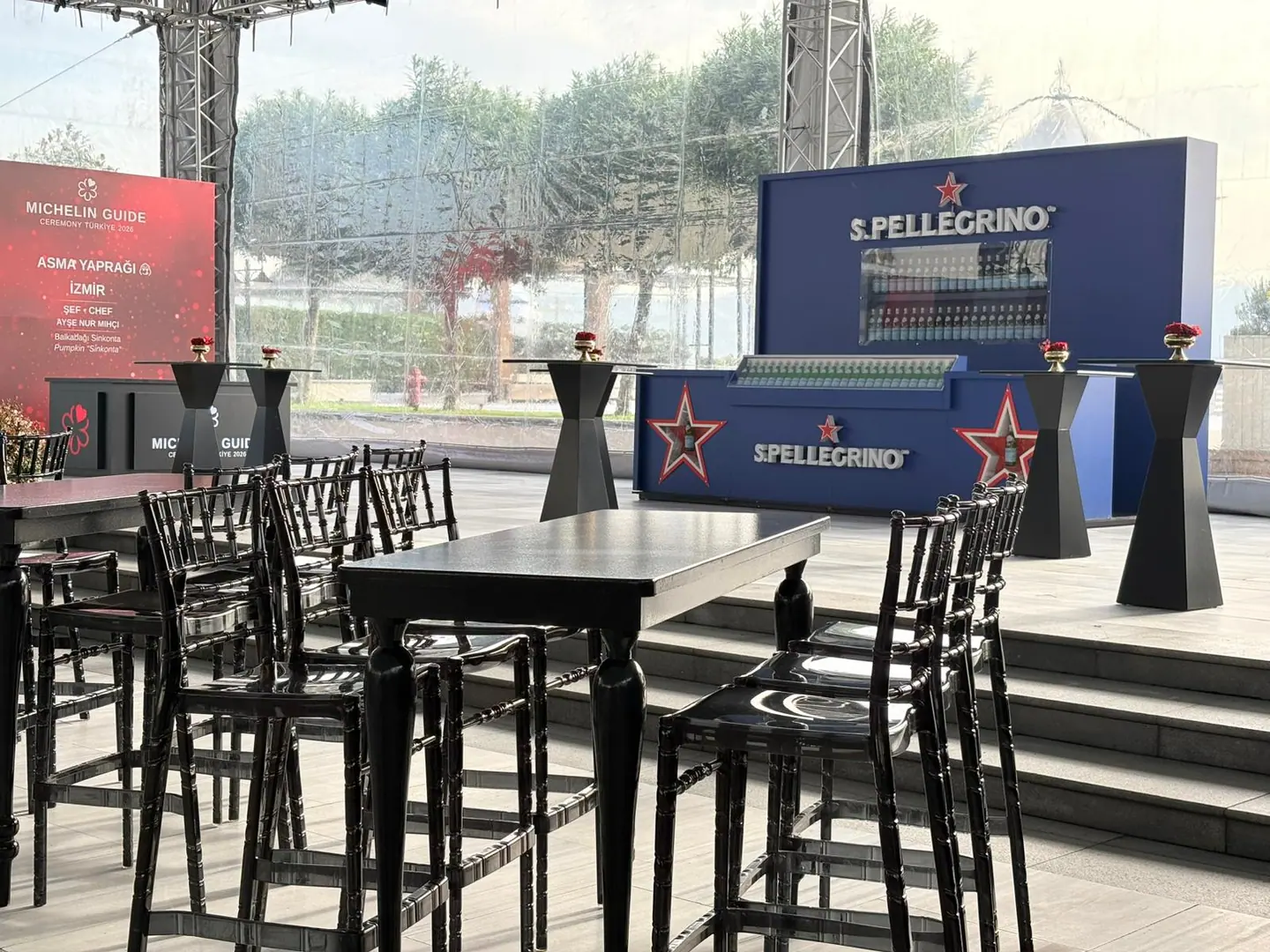 Michelin Guide Türkiye 2026 sahne ve S.Pellegrino bar çevresinde yüksek masa yerleşimi